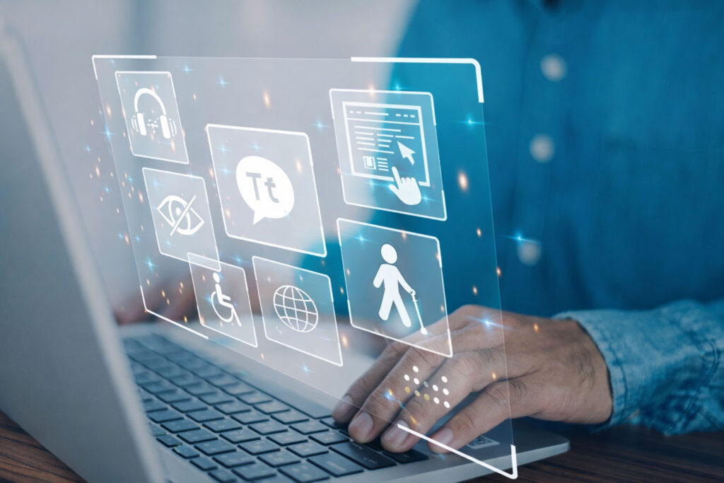 Persona che utilizza un laptop con icone dedicate all’accessibilità digitale, simbolo di un web più inclusivo e accessibile